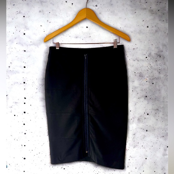 Escada pencil skirt circa 1990’s. Zipper back. - Picture 2 of 5